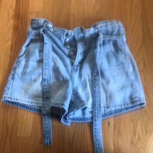 Light wash American eagle tie up mom short